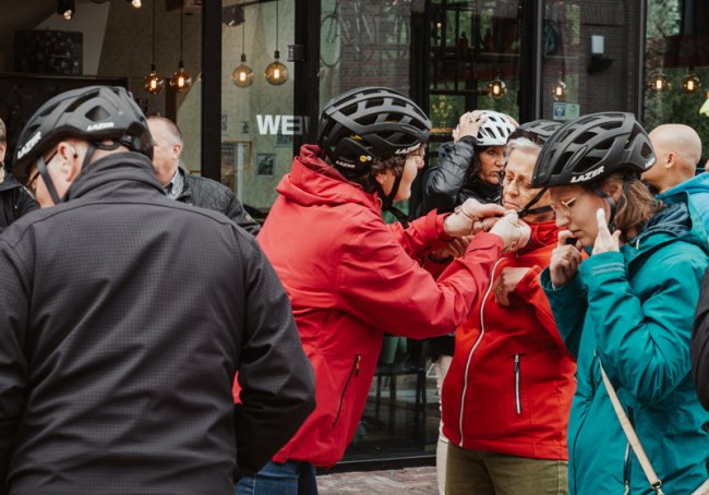 Fietsers met helmen