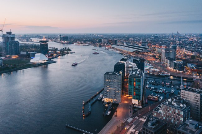 Amsterdamse skyline in de avond