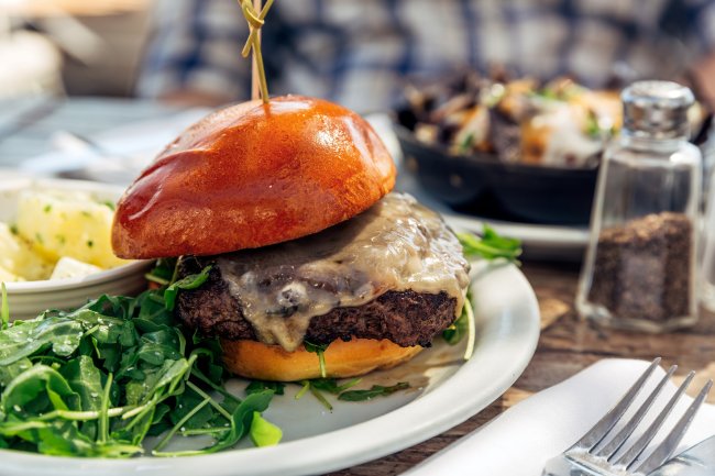 Hamburger met kaas en groente