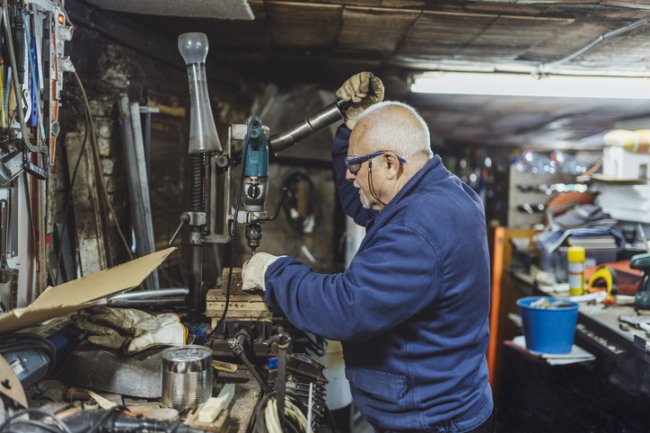 Man werkt in werkplaats