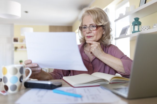 Vrouw doet financiele huishouding