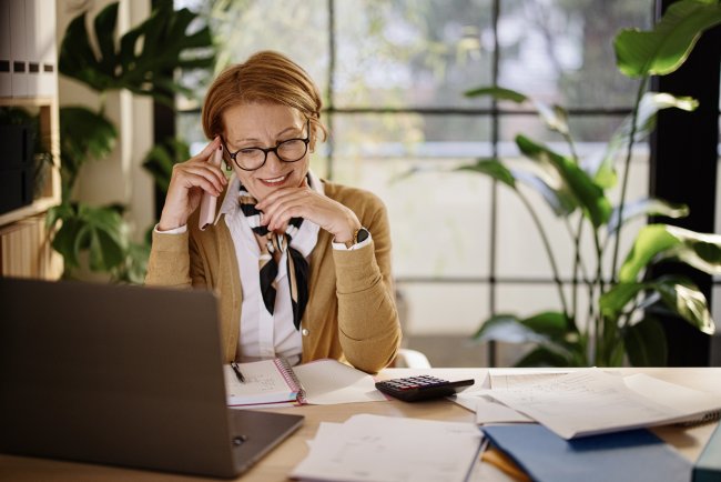 Vrouw doet belastingen achter bureau