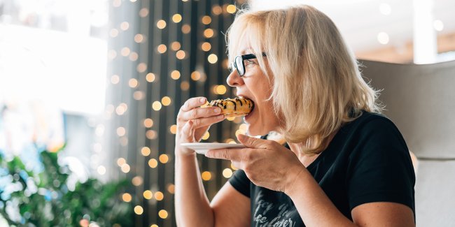 Donut wordt gegeten door vrouw