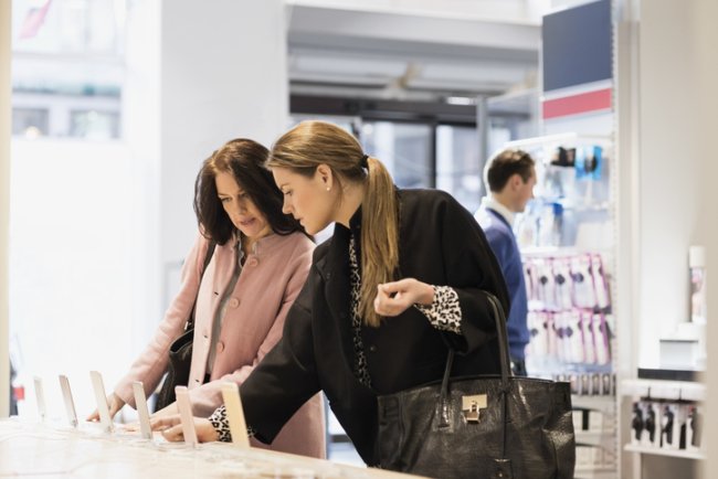 Vrouwen zijn aan het winkelen in electronicazaak