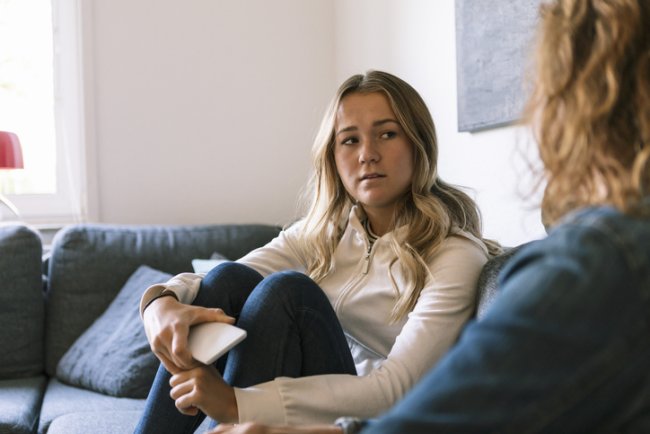 Datingfraude, dochter in gesprek met moeder