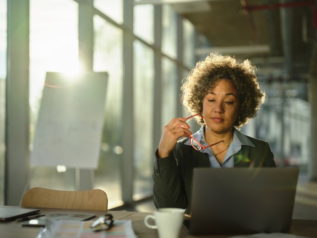 Vrouw achter haar laptop aan het werk