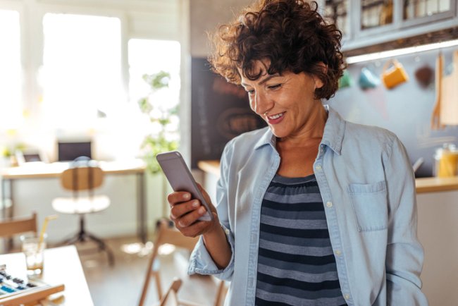 Vrouw met mobiele telefoon