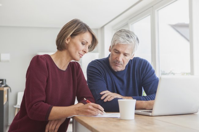 Ouder koppel bezig met papierwerk