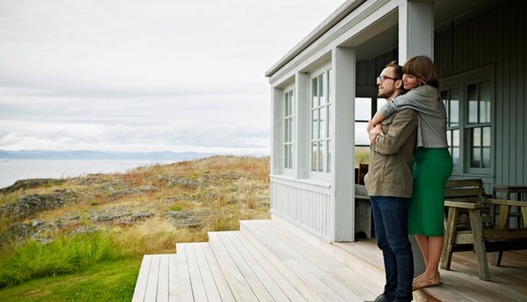 man en vrouw in vakantiehuis