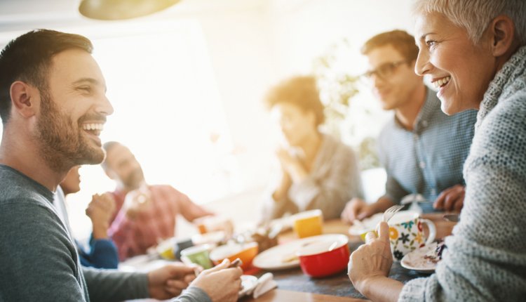 Familie vrolijk om de tafel