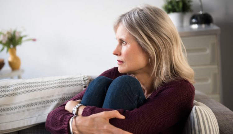 Vrouw somber op bank