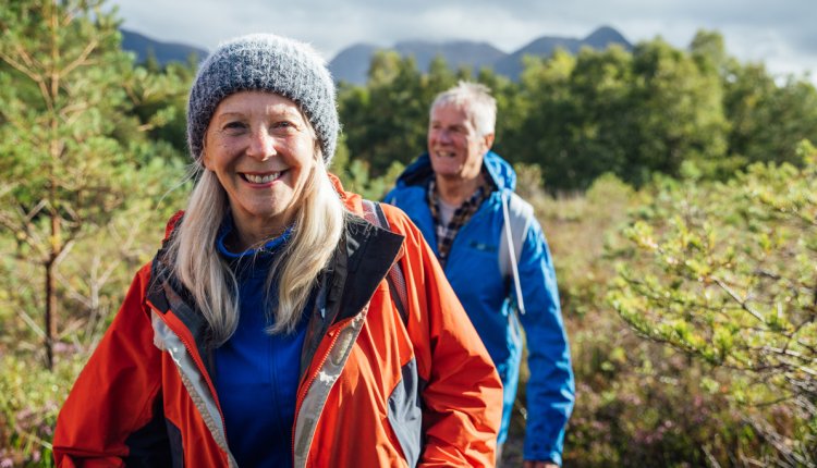 Fitte senioren aan het wandelen in Schotland