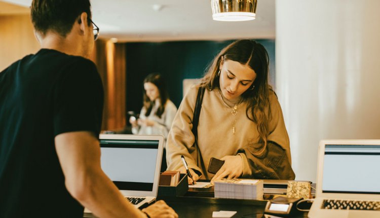 Vrouw checkt in bij hotel in de lobby