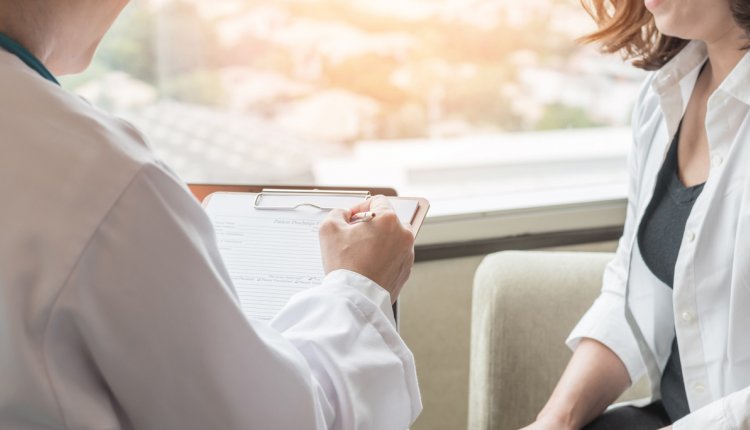 Arts bespreekt opties met patiënt