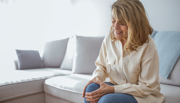 vrouw met pijn aan knie