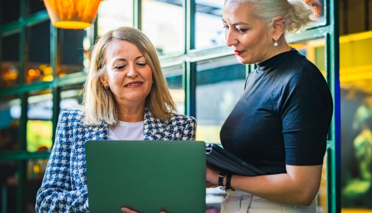 Arabische Nederlandse vrouwen aan het werk