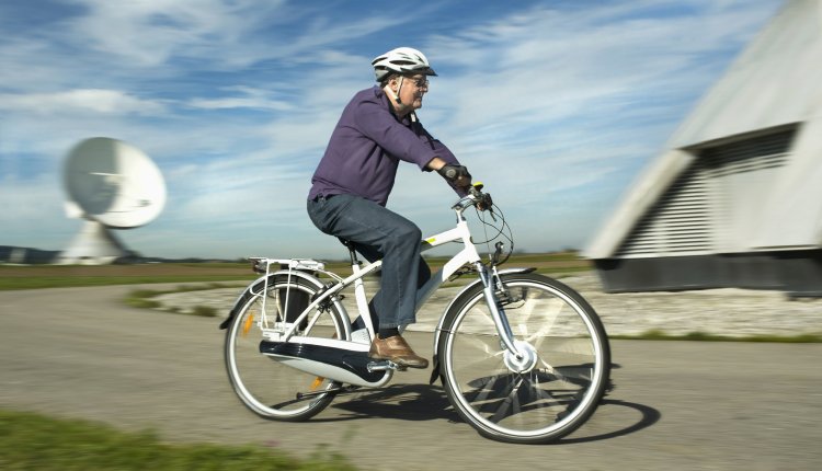 Oudere heer op een ebike in Duitsland