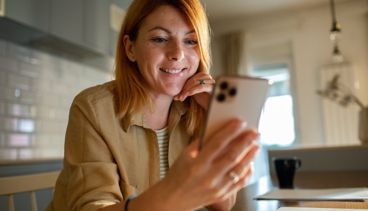 Prachtige vrouw controleert smartphone