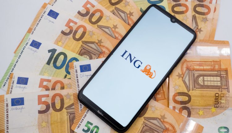 Ing bank logo, telefoon op bankbiljetten uitgestald