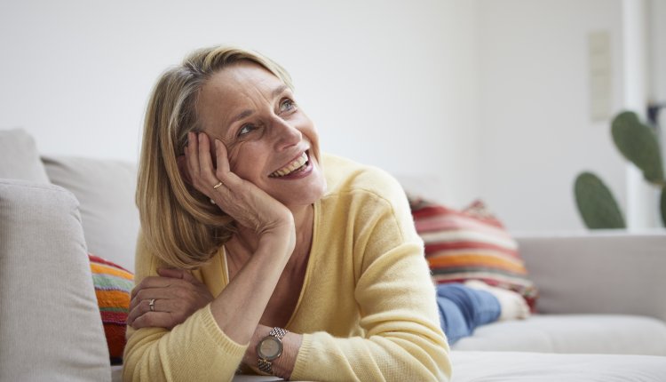 Oudere dame zit in haar huis