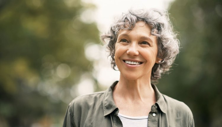 Vrouw kijkt vol vertrouwen de toekomst in