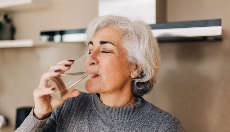 oudere vrouw drinkt water