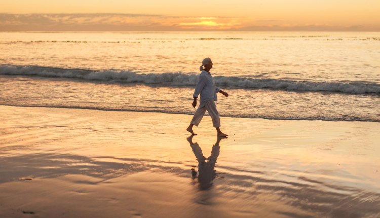 Vrouw wandelt langs de kust 