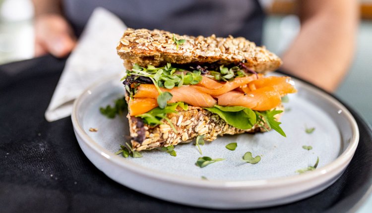 broodjes met gerookte zalm en sla