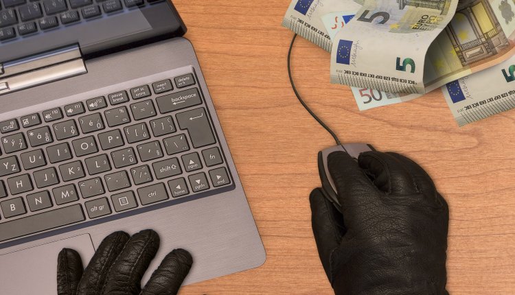 Internetfraude leren handschoen hand en eurobiljetten