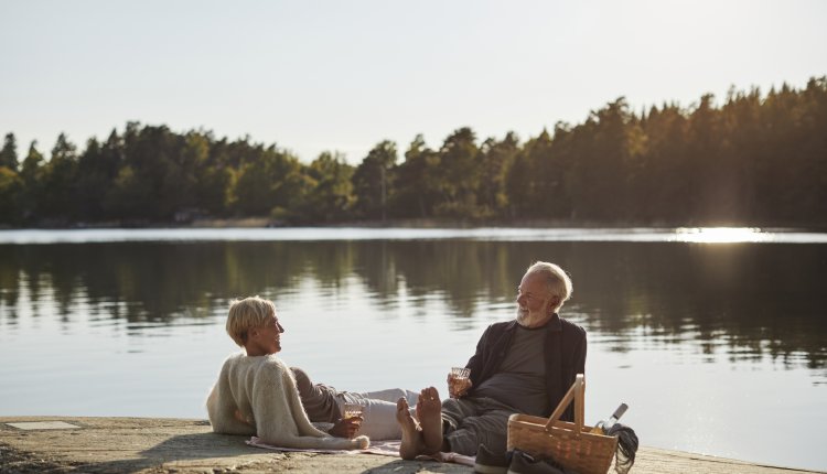 Picknick aan het water met twee partners