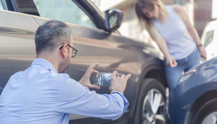 Schadeformulier man maakt foto van verkeersongeluk