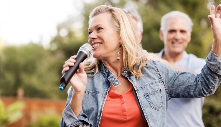 Microfoon vrouw die zingt