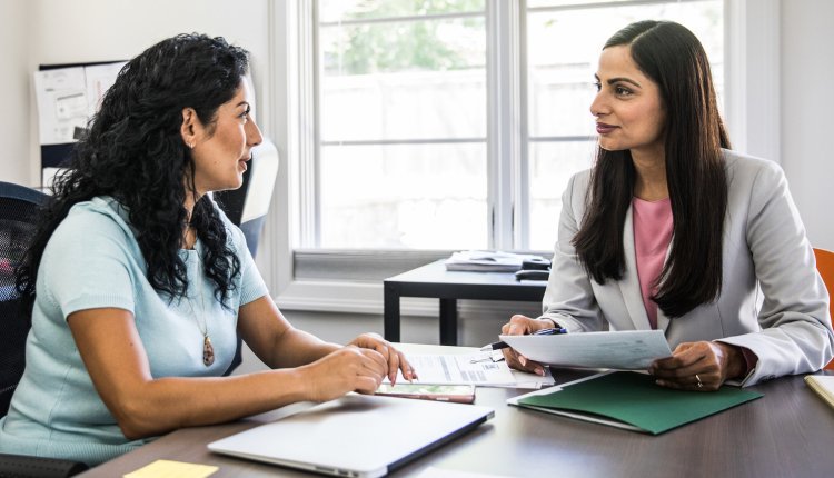 Dames bespreken financiele situatie