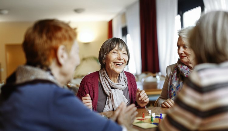 Oudere dames spelen bordspellen