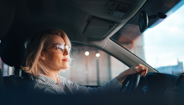 Vrouw bestuurt een auto