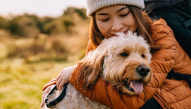 Vrouw met hondje in de herfst