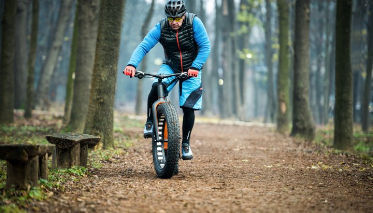 Fatbike oudere man in het bos