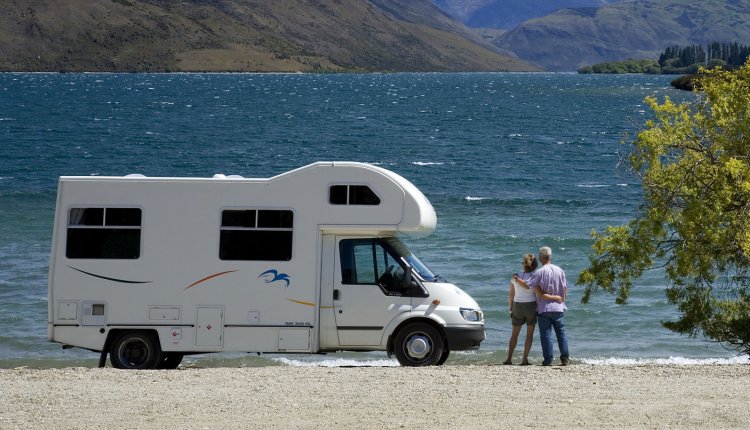 Camper met koppel aan het water