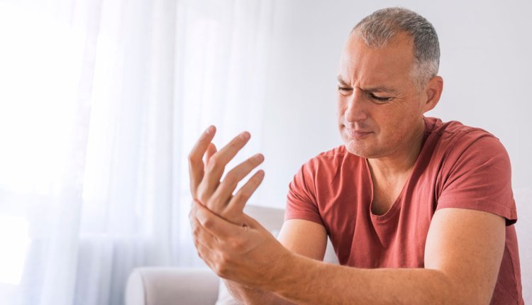 Man met pijnlijke hand - is het een skiduim?