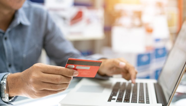 Man probeert met zijn bankpas een laptop geld te laten printen