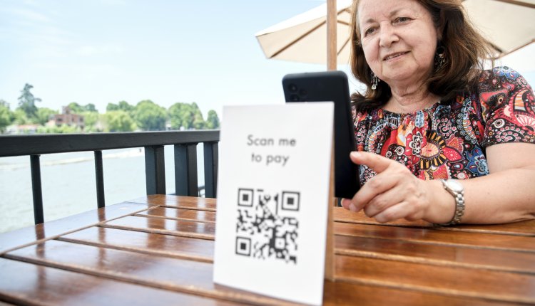 QR code vrouw moet betalen op terras