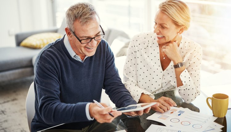 Ouder koppel bezig met financien