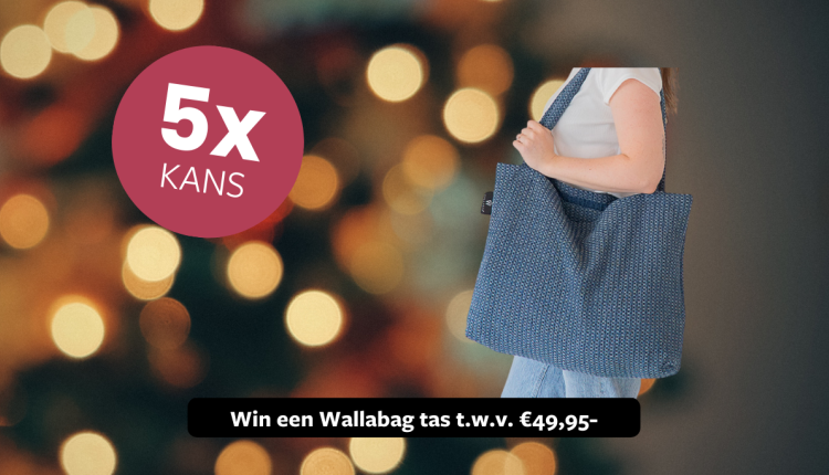 Promotieafbeelding voor een Wallabag tas t.w.v. €49,95 met 5x kans om te winnen, afgebeeld met een model dat de tas draagt tegen een achtergrond met sfeervolle lichtjes.