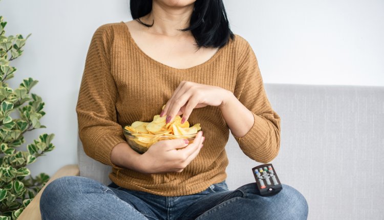 vrouw eet chips