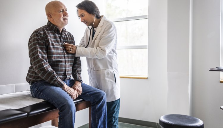 Dokter controleert patient