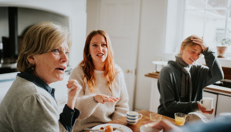 Ruziende familie aan de keukentafel