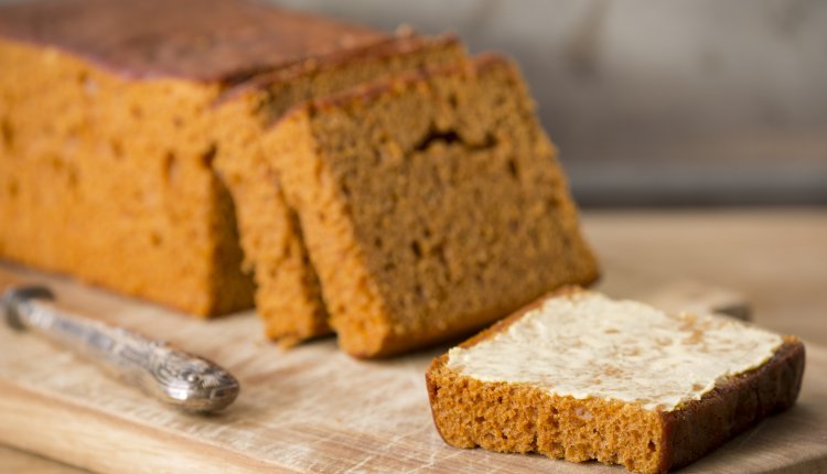 Lekkere plakken ontbijtkoek op een houten snijplank