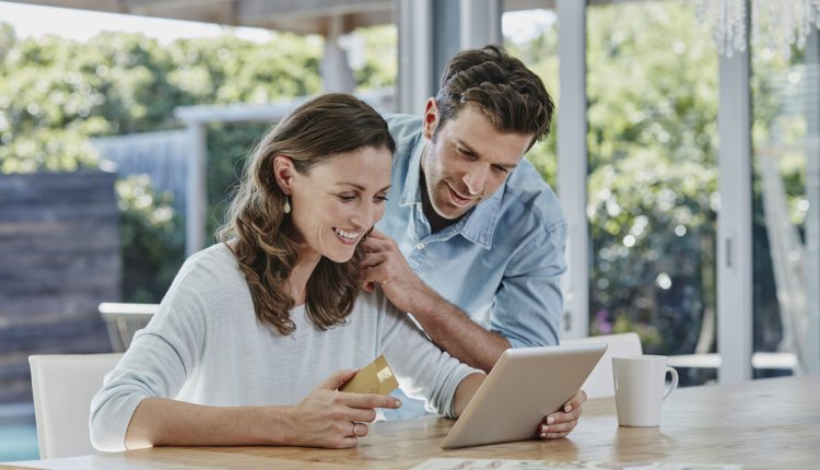 Man en vrouw samen achter de laptop