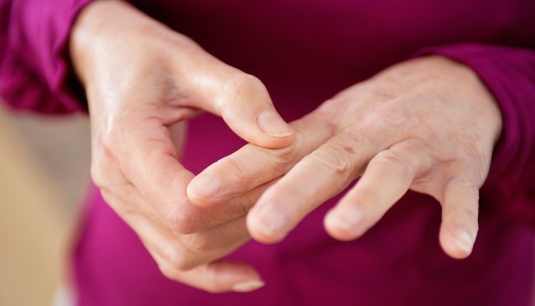 Vrouw met spontaan een blauwe vinger