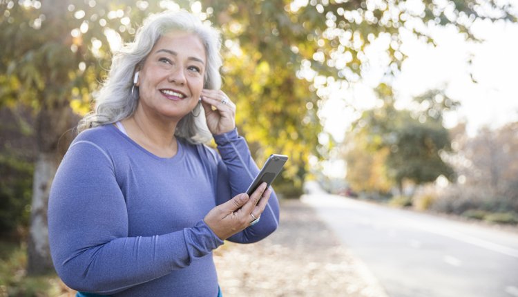 blije vrouw buiten aan het wandelen